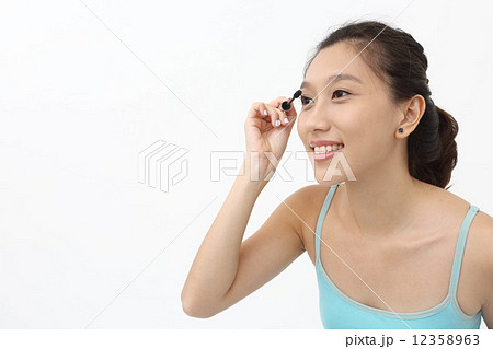 化粧をするアジア人女性 12358963