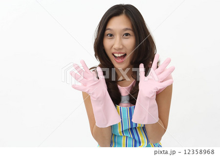 ゴム手袋をするアジア人女性 12358968