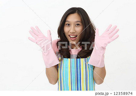 ゴム手袋をするアジア人女性 12358974
