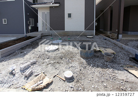 戸建て住宅 基礎ができあがり外構工事イメージ 様々な配管あり 033の写真素材