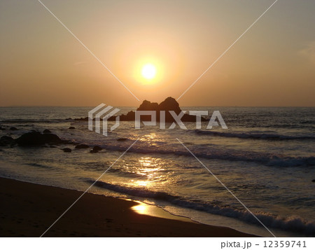 夫婦岩の夕陽 12359741