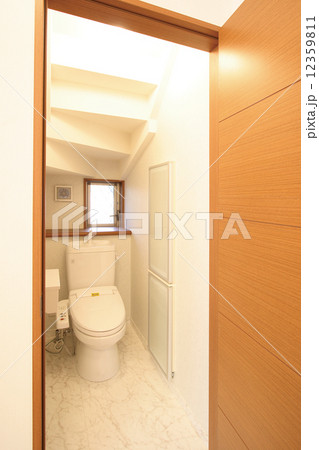 住まいのトイレ　階段のデッドスペースをいかした設計　イメージ　108 12359811