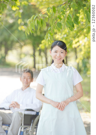 介護士とシニア 介護士とシニア 12360082