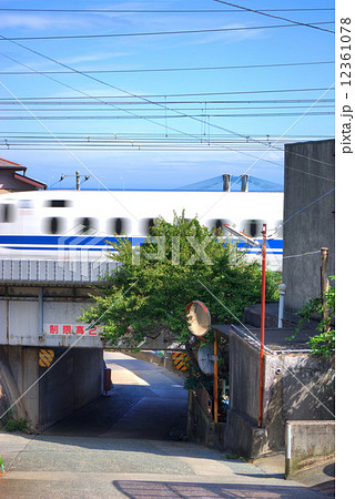 小田原市　石垣山　関白農道からの風景　くぐって来た線路を走る東海道新幹線 12361078