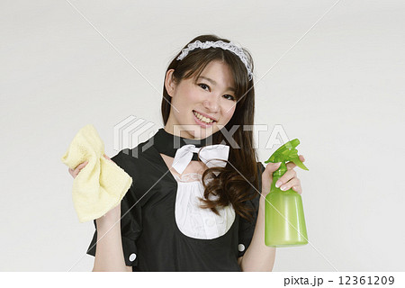掃除するメイドさん 12361209