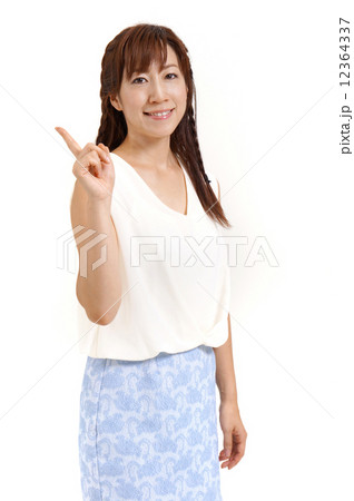 スタイルのよいさわやかな女性 スタイルのよいさわやかな女性 12364337