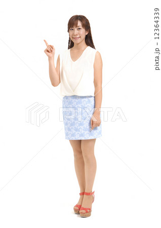 スタイルのよいさわやかな女性 スタイルのよいさわやかな女性 12364339