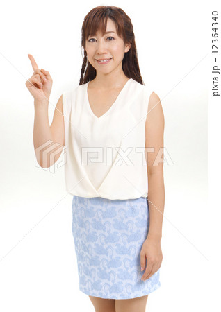 スタイルのよいさわやかな女性 スタイルのよいさわやかな女性 12364340