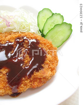 ソースをかけたコロッケ 12364423
