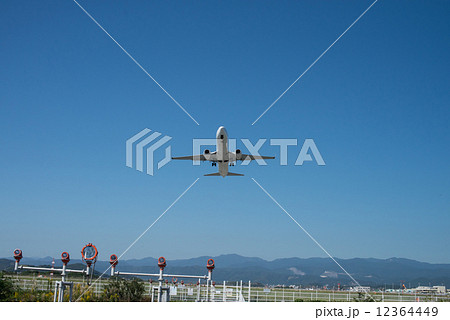 青空バックに飛び立つジェット旅客機　ボーイング　７３７ 12364449