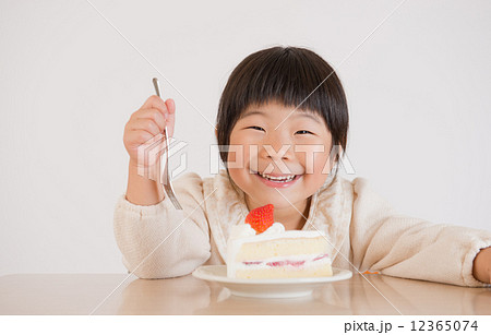 ショートケーキを食べる女の子の写真素材