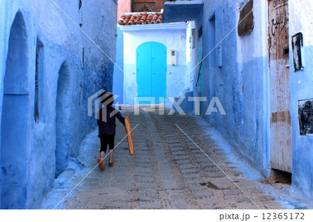 フランスパン持って駆ける少女 12365172