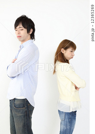 ケンカ中のカップル 12365269