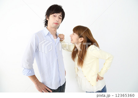 ケンカするカップル 12365360
