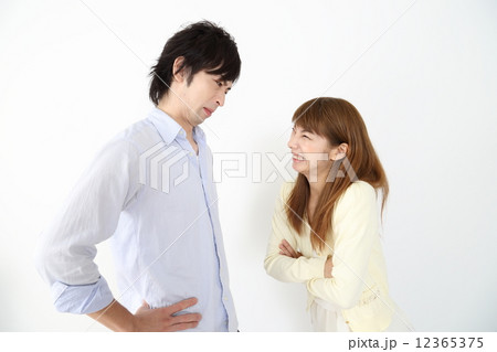 ケンカ中のカップル ケンカ中のカップル 12365375