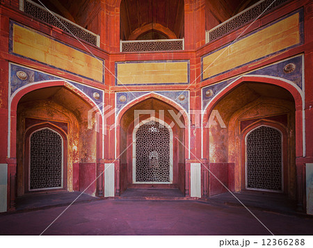 Arch with carved marble window. Mughal style 12366288