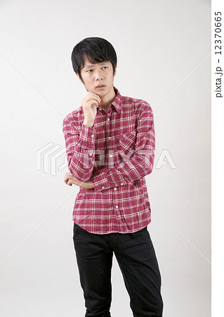 困った男子頬杖 困った男子頬杖 12370665