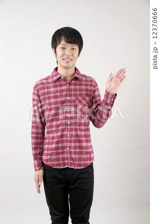 案内男子左手 12370666