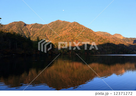早朝の湯の湖 12371272