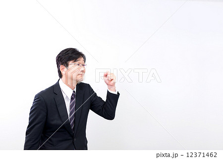 中高年のビジネスマン　ガッツポーズ　上半身 12371462