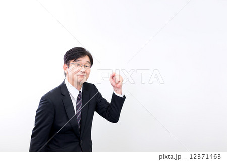 中高年のビジネスマン　ガッツポーズ　上半身 12371463