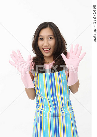 ゴム手袋をするアジア人女性の写真素材