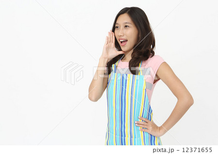 エプロン姿のアジア人女性 12371655