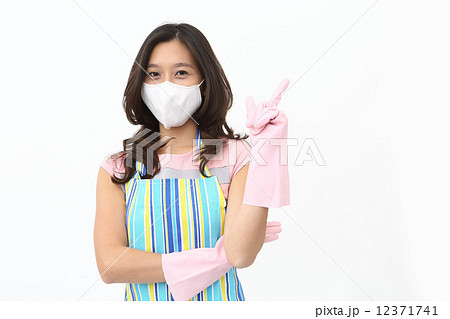 ゴム手袋をするアジア人女性の写真素材