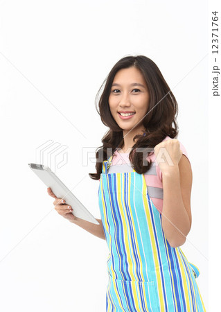 エプロン姿のアジア人女性 12371764