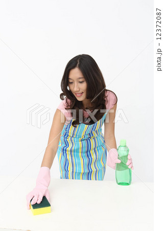 掃除をするアジア人女性 12372087