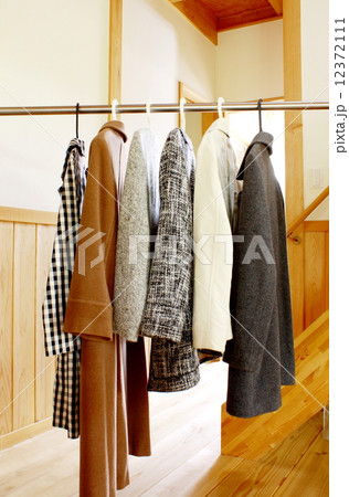 風が通る室内で冬物衣類の虫干し 12372111