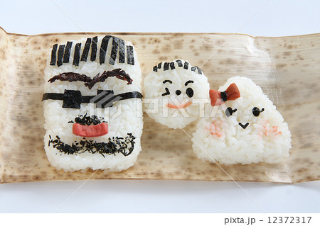 家族おにぎり　竹皮横　白バック 12372317