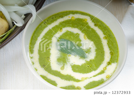 spinach soup 12372933