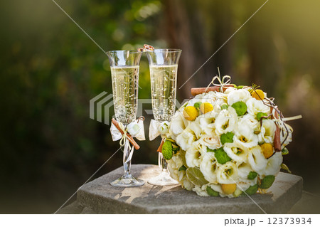 Wedding rings with roses and glasses of champagne Wedding rings with roses and glasses of champagne 12373934