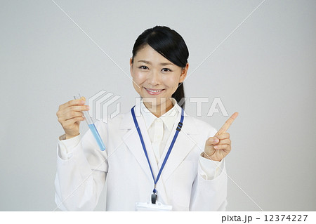 試験管を持つ科学者 12374227