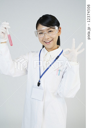 試験管を持つ科学者 12374506