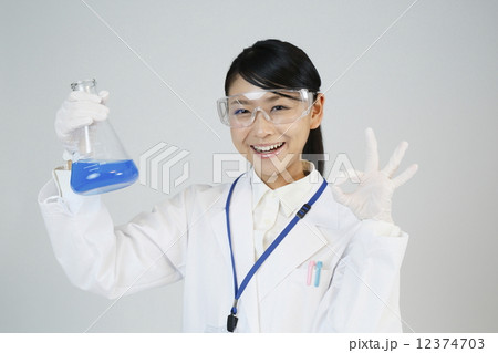 三角フラスコを持つ科学者 12374703