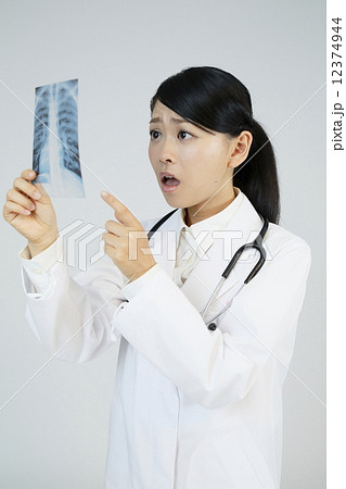 レントゲン写真を見る女性医師 レントゲン写真を見る女性医師 12374944