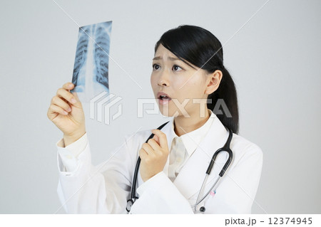 レントゲン写真を見る女性医師 12374945