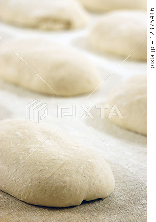 パン生地　 成形　Boulangerie 12375416