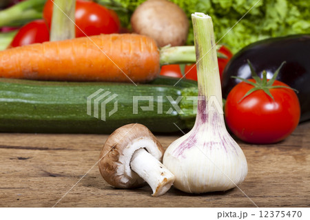 Fresh Garlic bulb and a Champignon Fresh Garlic bulb and a Champignon 12375470