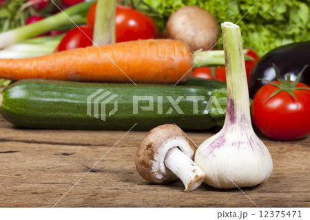 Fresh Garlic bulb and a Champignon 12375471