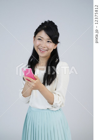 スマホを操作する若い女性 12375812