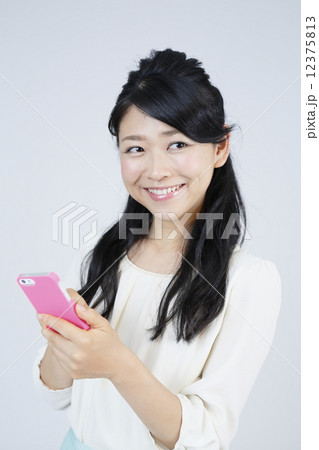 スマホを操作する若い女性 12375813