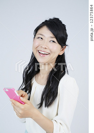 スマホを操作する若い女性 12375864