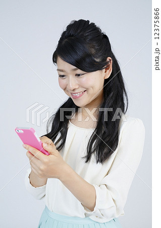 スマホを操作する若い女性 12375866