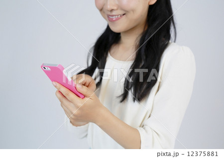 スマホを操作する若い女性 12375881