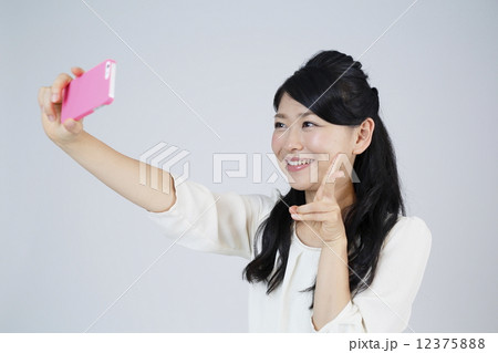 スマホで自撮りをする若い女性 スマホで自撮りをする若い女性 12375888