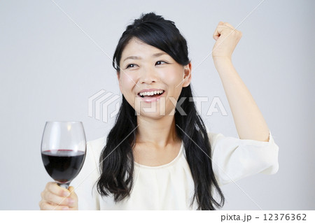 ワインを飲む若い女性 ワインを飲む若い女性 12376362