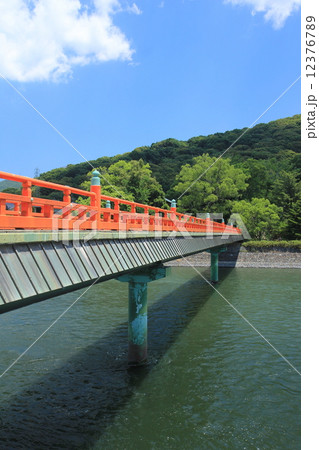 京都　宇治川に架かる朝霧橋 12376789